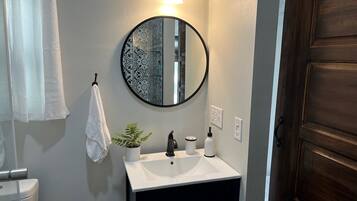 Douche, sèche-cheveux, serviettes fournies, savon