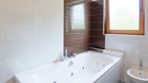 Banyera, assecador de cabells, bidet i tovalloles 