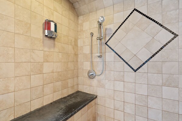 أحواض استحمام، مجففات شعر، مناشف، صابون