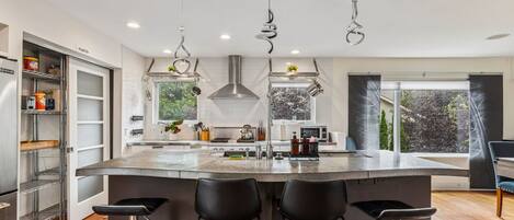 Réfrigérateur, four à micro-ondes, un four, surface de cuisson