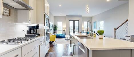 Kühlschrank, Mikrowelle, Ofen, Geschirrspüler