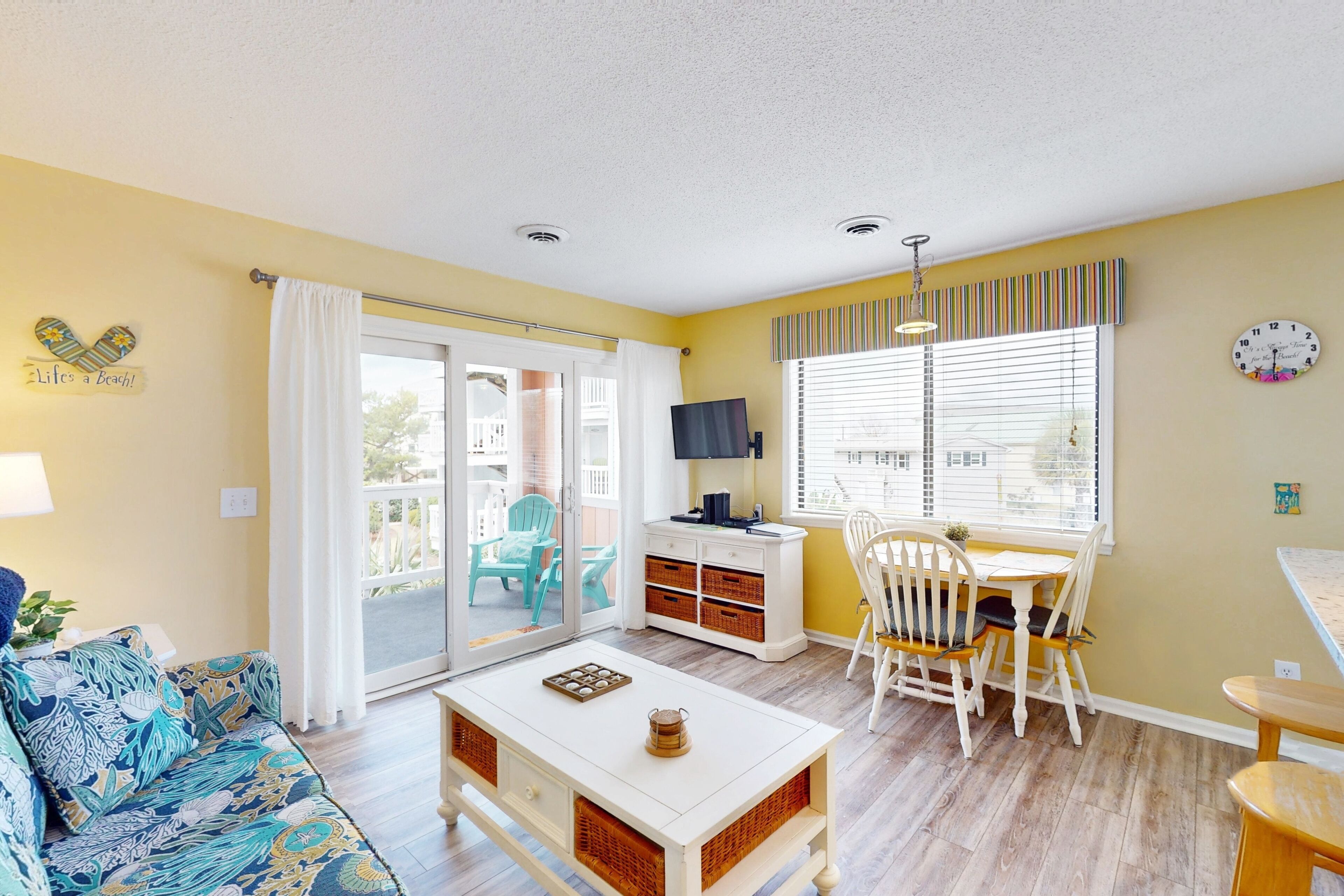 Cozy Carolina Condo | 2 Private Balconies & Pool | Short Walk to Beach