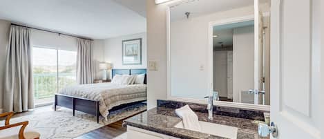 3 bedrooms, iron/ironing board, free internet, bed sheets