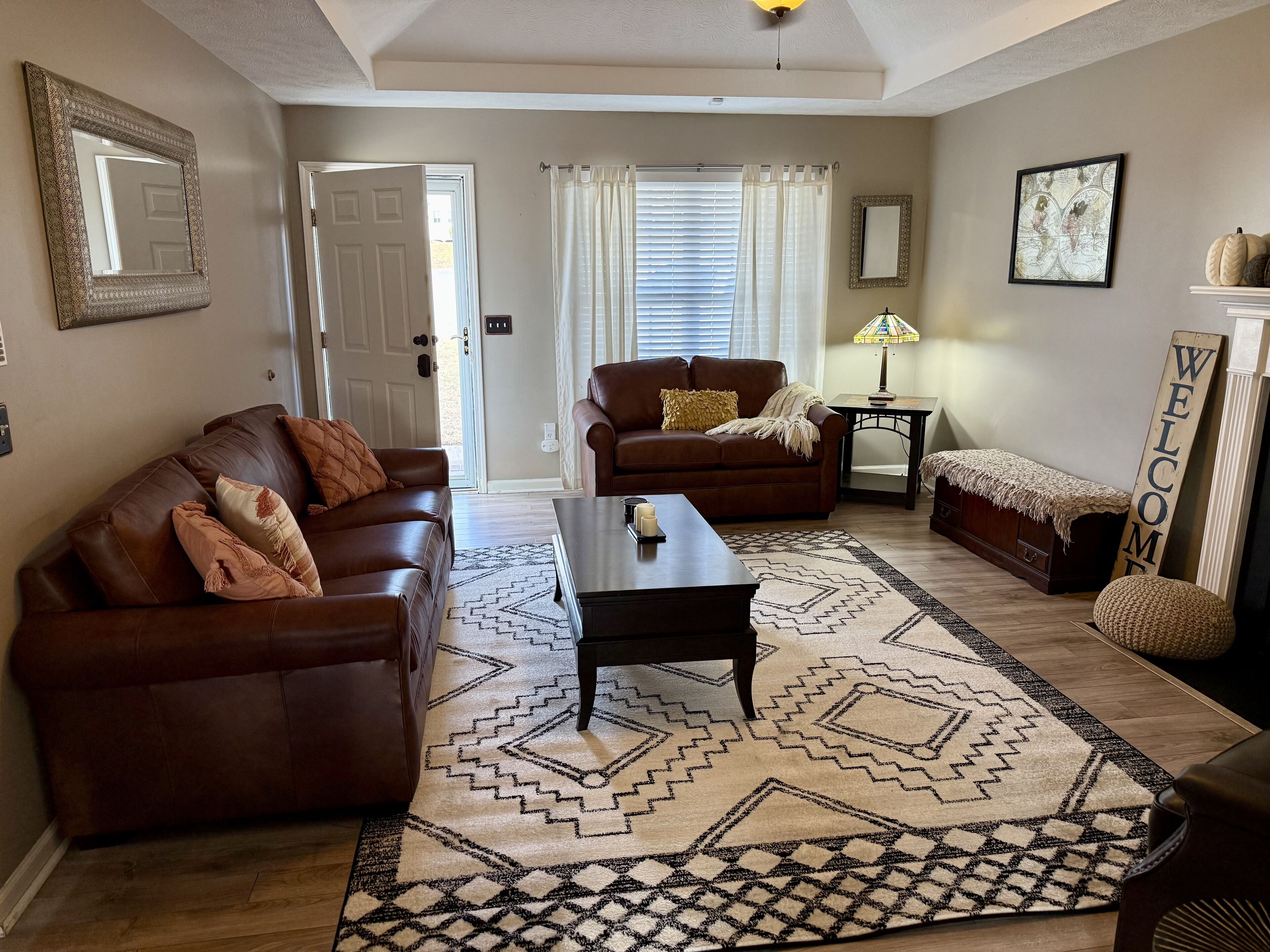 Fernseher, Kamin, DVD-Player