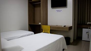 Habitación básica con 2 camas individuales | Escritorio, espacio para trabajar con laptop y wifi gratis