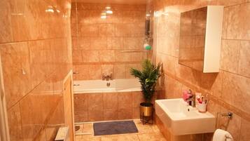 Combined shower/tub, towels, toilet paper