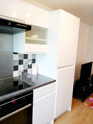 雪櫃、微波爐、焗爐、爐具