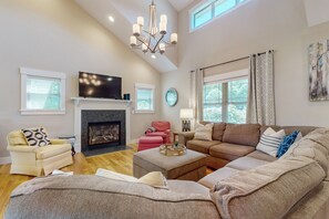 Televisio, takka, pöytätennispöytä, kirjoja