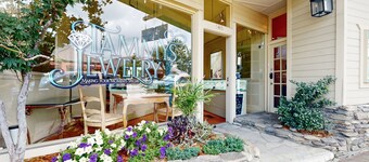 Hidden gem overlooking downtown Waynesville - extremely walkable location