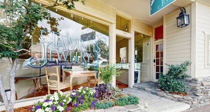 Hidden gem overlooking downtown Waynesville - extremely walkable location