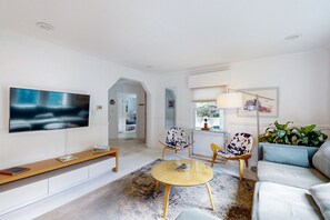 TV, DVD player, livros