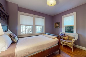 2 bedrooms, iron/ironing board, internet, bed sheets