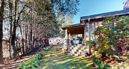 Classic cottage at Burntshirt Vineyards with 2 decks - steps from tasting room