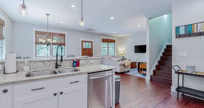 Red Rockers Cottage - Brand-New Home with Front Porch, Bike to Downtown