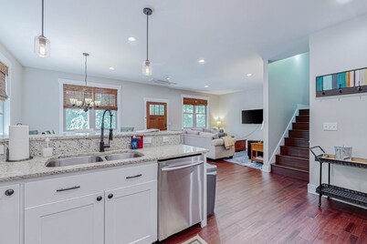 Red Rockers Cottage - Brand-New Home with Front Porch, Bike to Downtown