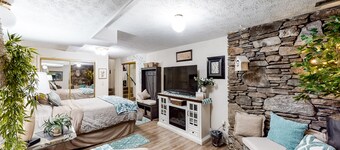 Charming Oasis w/ Alfresco Dining, 3 Smart TVs, Gas Grill & Gym