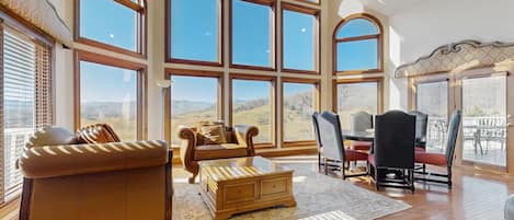 Fernseher, Kamin, Tischfußball