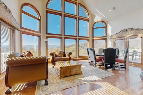 10-acre manor with Blue Ridge views, game room, hot tub & private vintage diner