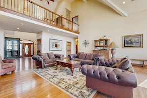 TV, fireplace, table football - 10-acre manor with Blue Ridge views, game room, hot tub & private vintage diner (Clyde)