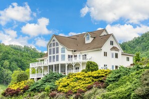 Exterior - 10-acre manor with Blue Ridge views, game room, hot tub & private vintage diner (Clyde)