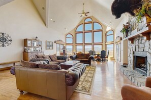 Télévision, cheminée, baby-foot