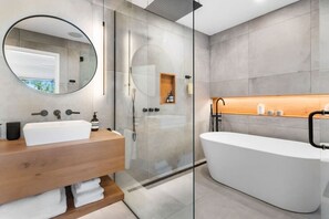 Regendusche, kostenlose Toilettenartikel, Haartrockner