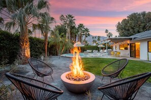 Terrace/patio - Colorful Modern Luxury w/ Stunning Mountain Views (Palm Springs)
