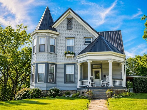 Sleeps 16, 4 minutes to The Ark Encounter, Seasonal Hot-tub, Walk to Downtown.