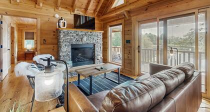 Lakefront cabin with a balcony, firepit, wet bar, washer/dryer, dock, & AC