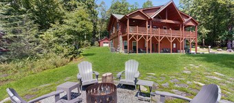 Lakefront cabin with a balcony, firepit, wet bar, washer/dryer, dock, & AC