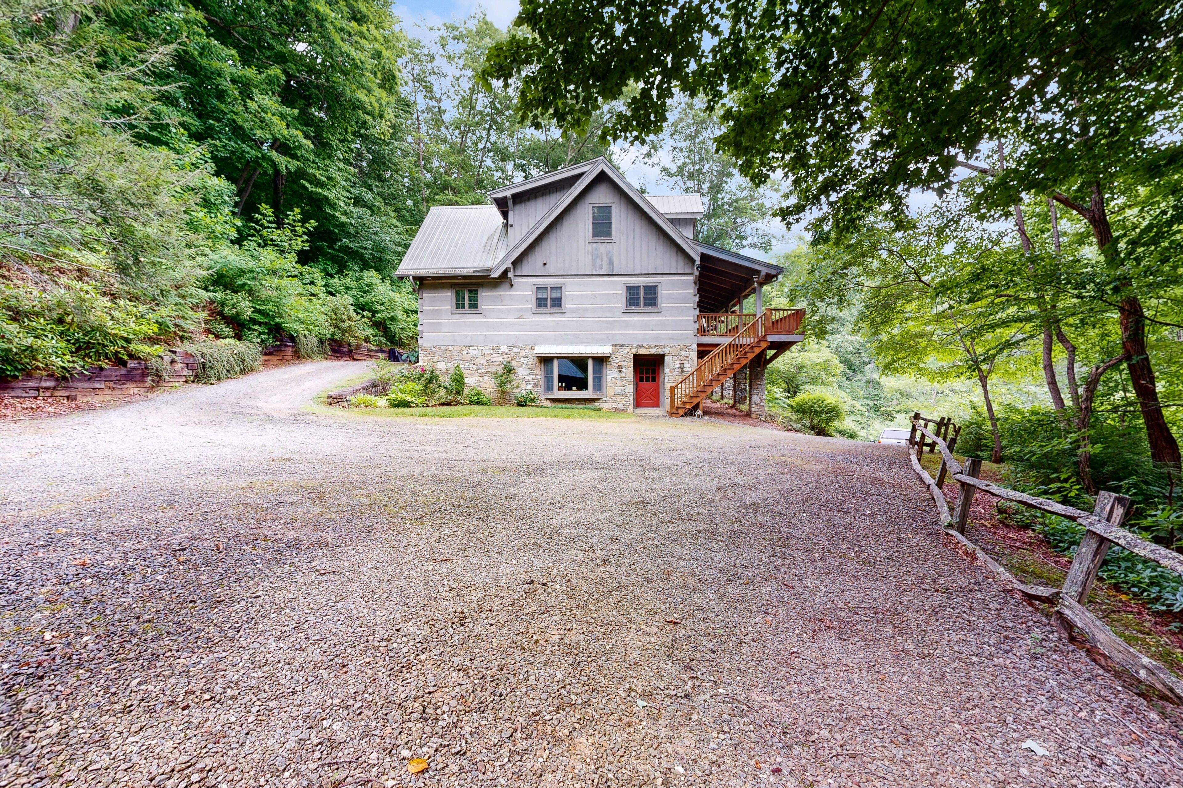 Charming mountain retreat tucked among the trees with spacious deck