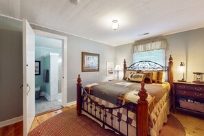 3 bedrooms, iron/ironing board, WiFi, bed sheets - Room to Roam | Delightful Country Farmhouse |Fireplace, Firepit & Fishing Pond (Horse Shoe)