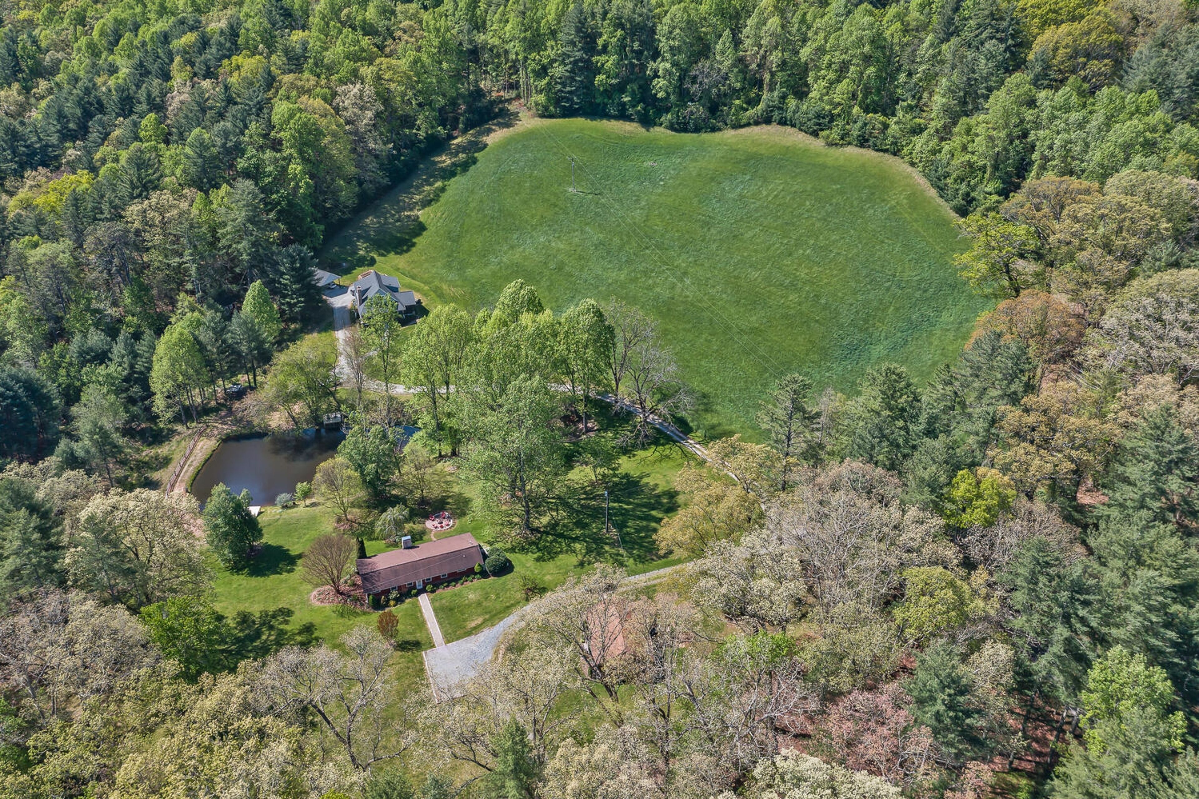 Room to Roam | Delightful Country Farmhouse |Fireplace, Firepit & Fishing Pond