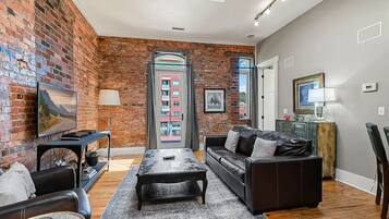 Télévision à écran plat, lecteur de DVD