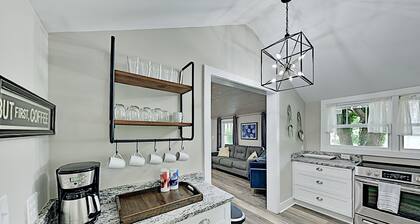 Stylish retreat just outside Asheville & minutes from hiking w/deck & patio