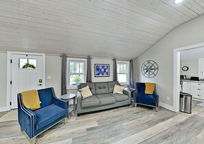 TV - Stylish retreat just outside Asheville & minutes from hiking w/deck & patio (Black Mountain)
