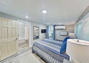 2 bedrooms, iron/ironing board, Internet, bed sheets - Stylish retreat just outside Asheville & minutes from hiking w/deck & patio (Black Mountain)
