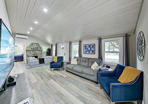 Stylish retreat just outside Asheville & minutes from hiking w/deck & patio