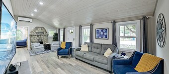 Stylish retreat just outside Asheville & minutes from hiking w/deck & patio