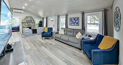 Stylish retreat just outside Asheville & minutes from hiking w/deck & patio