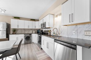 Geladeira, micro-ondas, fogão, cooktop