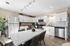 Réfrigérateur, four à micro-ondes, un four, surface de cuisson
