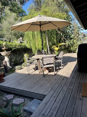 Outdoor dining - Zen Cottage Hideaway - 1 mile from the Beach, and 1 mile from Downtown... (Santa Barbara)