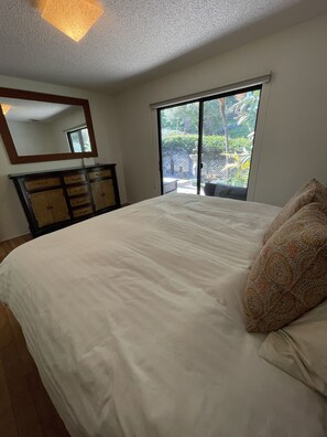 2 bedrooms, travel cot, WiFi - Zen Cottage Hideaway - 1 mile from the Beach, and 1 mile from Downtown... (Santa Barbara)