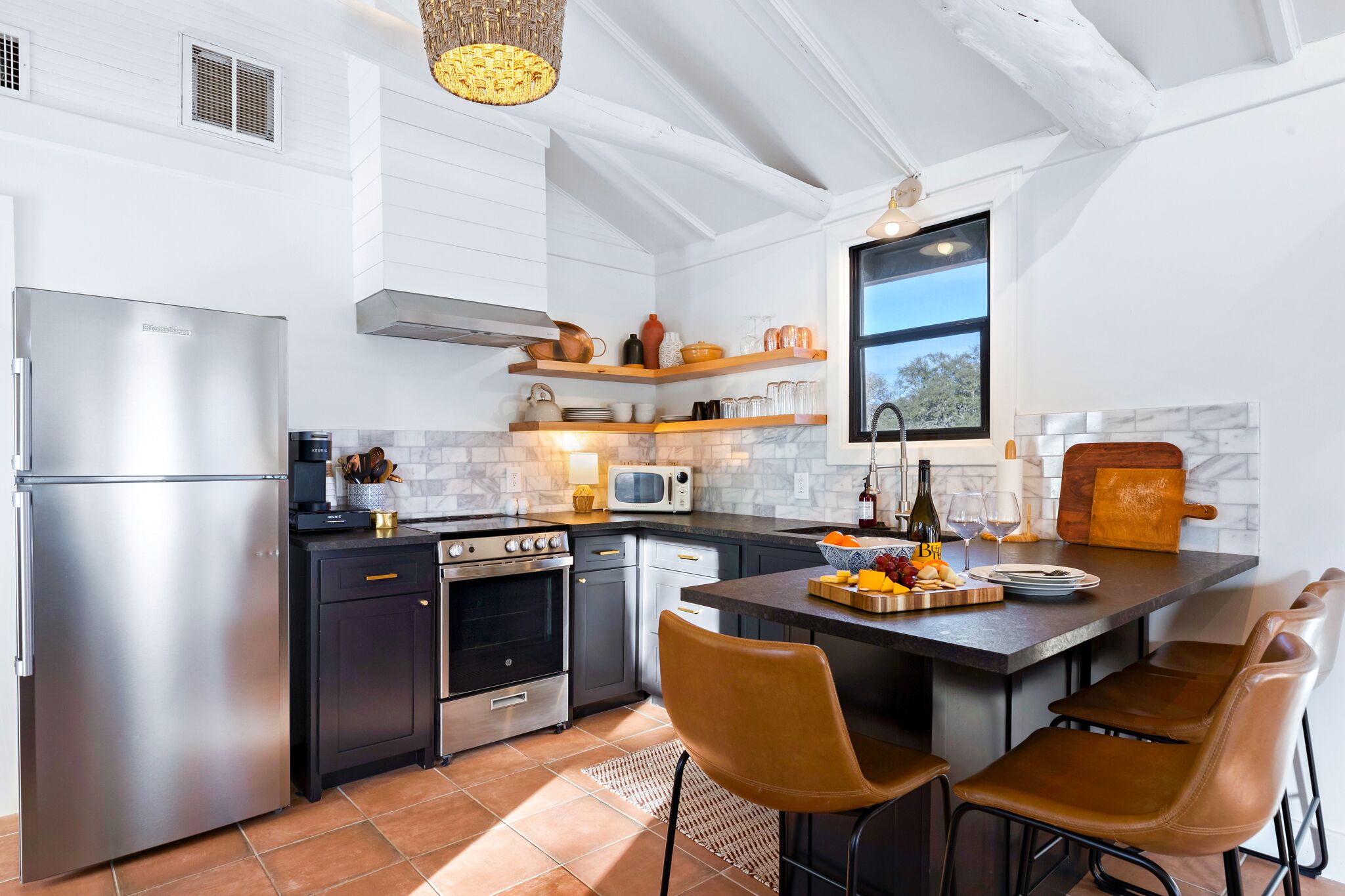 ثلاجة، ميكروويف، فرن، موقد طهي مسطح