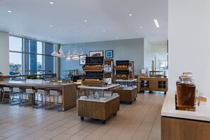 Desayuno completo gratuito y diario