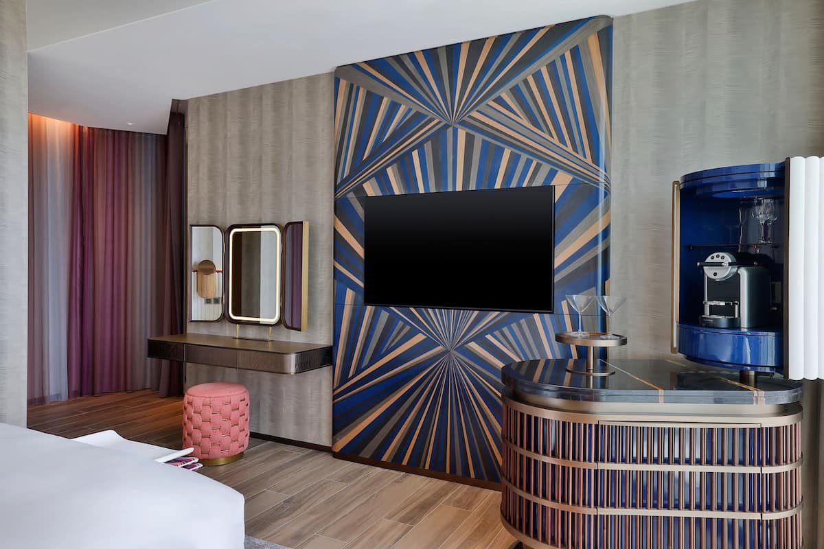 Luxe beddengoed, een minibar, een kluis op de kamer, een bureau