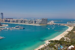 Premier kamer, 2 eenpersoonsbedden, uitzicht op zee | Luxe beddengoed, een minibar, een kluis op de kamer, een bureau