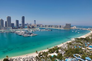 Premium bedding, minibar, in-room safe, desk - W Dubai - Mina Seyahi (Dubai)