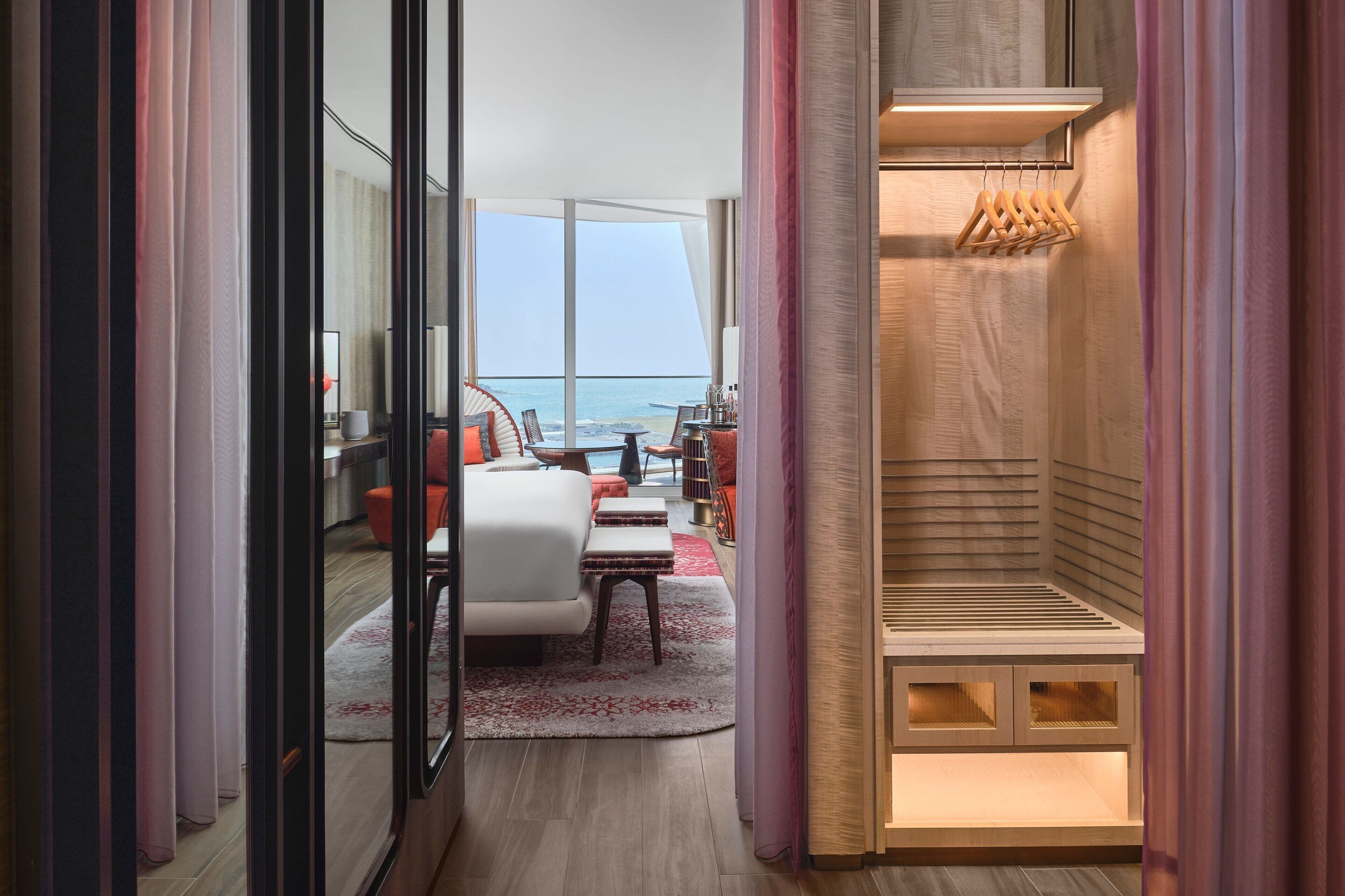 高級寢具、迷你吧、房內夾萬、書桌